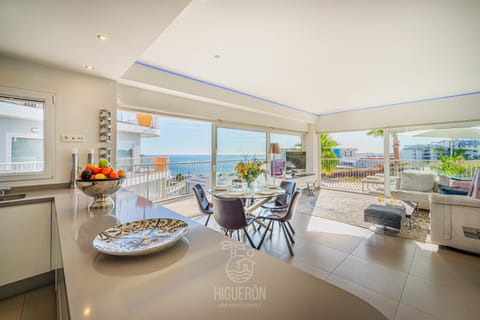 Balcony/Terrace, Living room, Dining area, Sea view