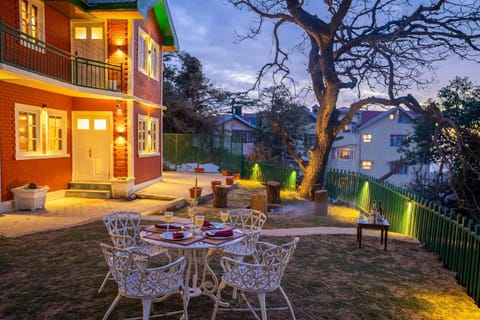 StayVista at Nau Nabh Cottage - Paradisiacal Abode Villa in Shimla