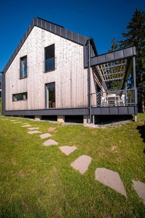 Property building, Spring, Day, Natural landscape, Garden, Balcony/Terrace, Garden view