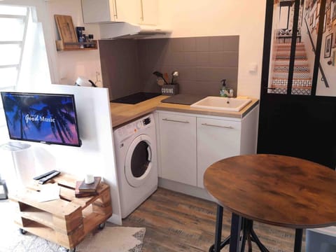 Kitchen or kitchenette, Dining area, washing machine