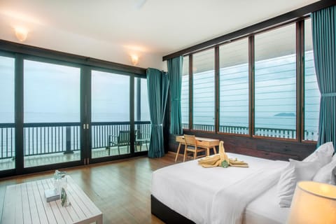 View (from property/room), Balcony/Terrace, Seating area, Bedroom, Sea view