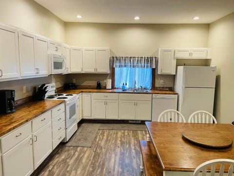 Coffee/tea facilities, Kitchen or kitchenette, Dining area, dishwasher, minibar, pet friendly, stove, kitchen