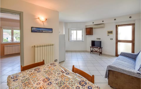 Stunning home in Spotorno with WiFi and 2 Bedrooms Casa in Spotorno
