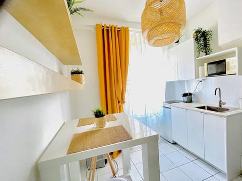 Kitchen or kitchenette, Dining area, minibar, stove