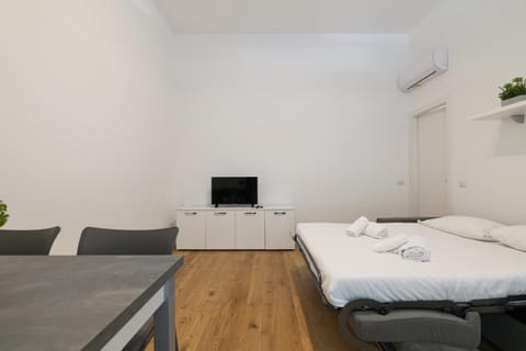 Communal lounge/ TV room, Bed, TV and multimedia, Photo of the whole room, Bedroom