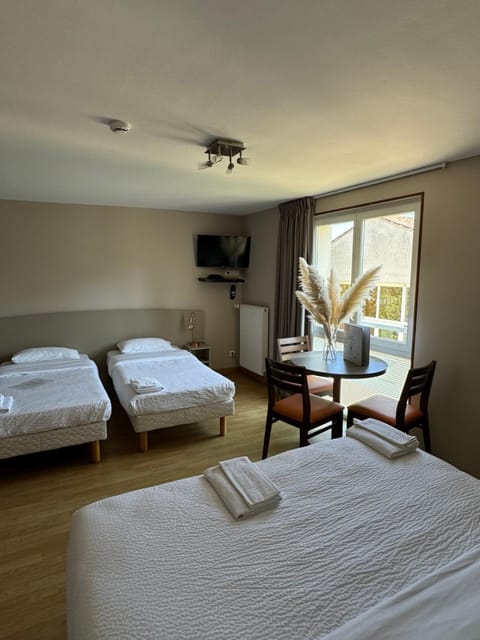 Bed, TV and multimedia, View (from property/room), Dining area, Bedroom, towels