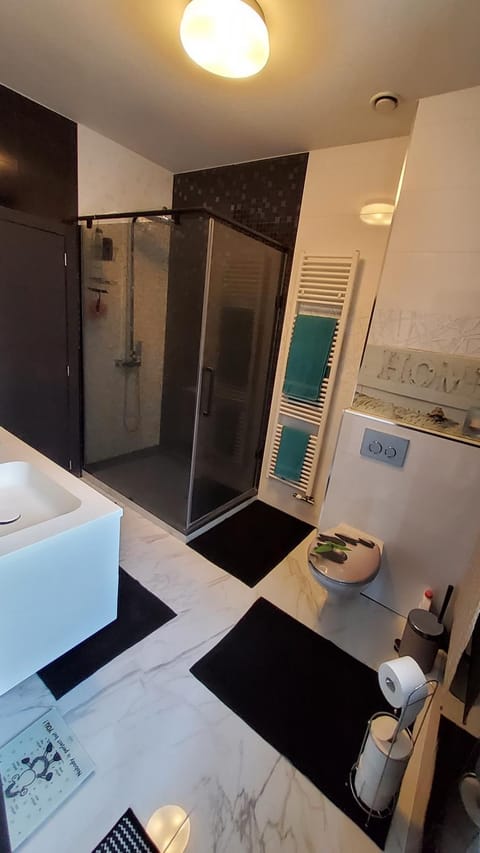 Chambre deluxe au 2ème étage, chambre double au 4ème étage NOT A HÔTEL Vacation rental in Brussels