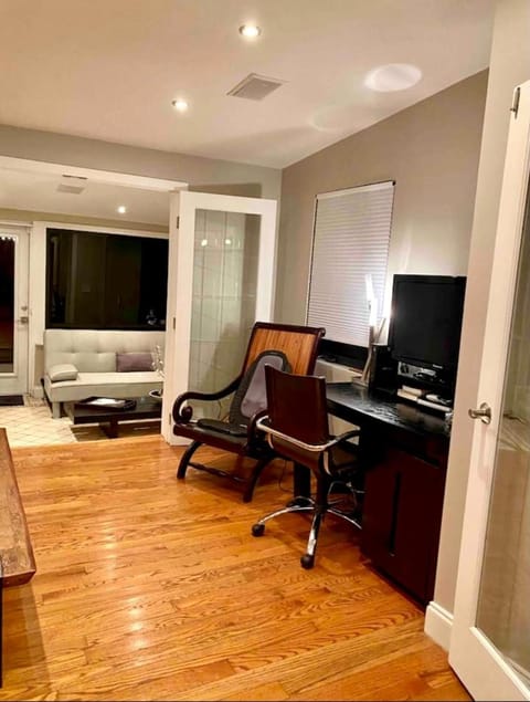 Entire private Beautiful 2 Bedroom plus Den House with gated front&back yard and Free parking 10min drive to the beach Maison in Miami Shores