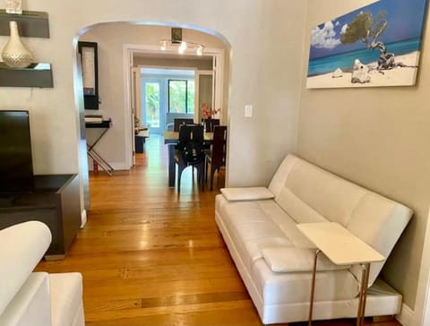 Entire private Beautiful 2 Bedroom plus Den House with gated front&back yard and Free parking 10min drive to the beach House in Miami Shores