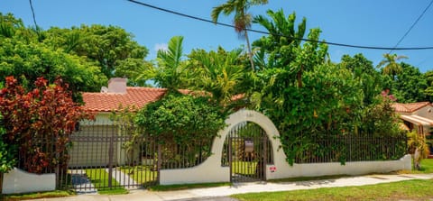 Entire private Beautiful 2 Bedroom plus Den House with gated front&back yard and Free parking 10min drive to Miami Beach House in Miami Shores