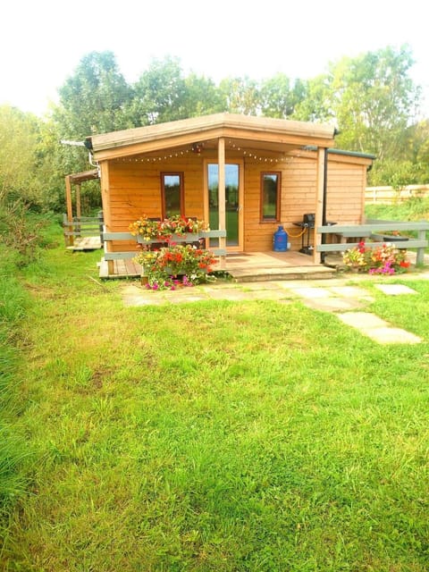 Beautiful Wooden tiny house, Glamping cabin with hot tub 2 Chalet in Bassetlaw District