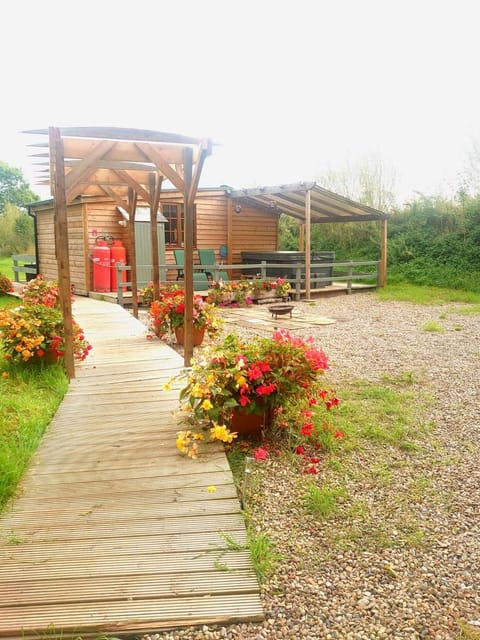 Beautiful Wooden tiny house, Glamping cabin with hot tub 2 Chalet in Bassetlaw District