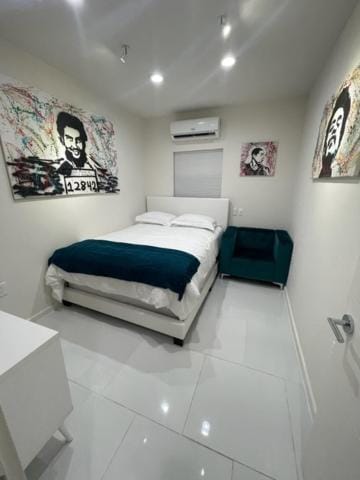 Unique Small Home Close to Hard Rock Downtown Beach Villa in Hollywood