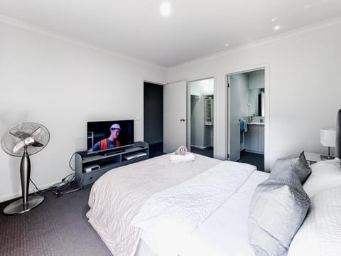 Bed, Bathroom, TV and multimedia, Bedroom, fireplace, wardrobe