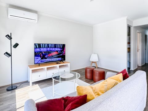 TV and multimedia, Living room, Seating area, air conditioner