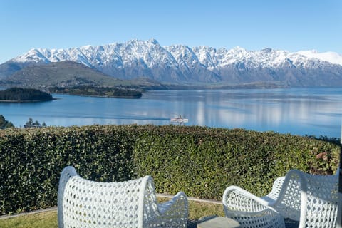 Whakata on Whitbourn - Luxury Retreat With Spa House in Queenstown
