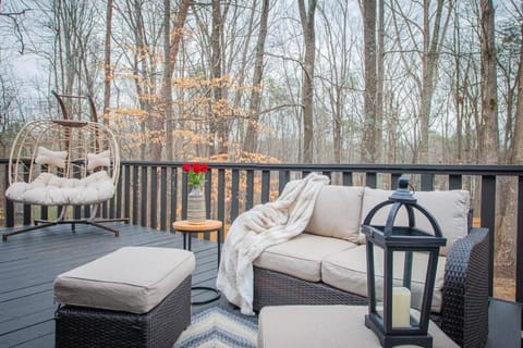 Romantic Retreat for Couples Maison in Lithia Springs