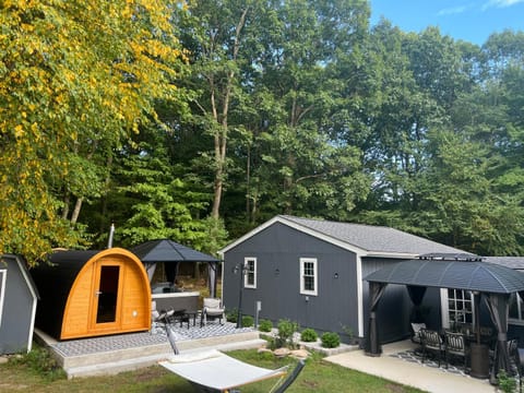 Amazing Poconos House . Sauna/Hot Tub/Private Pool House in Middle Smithfield