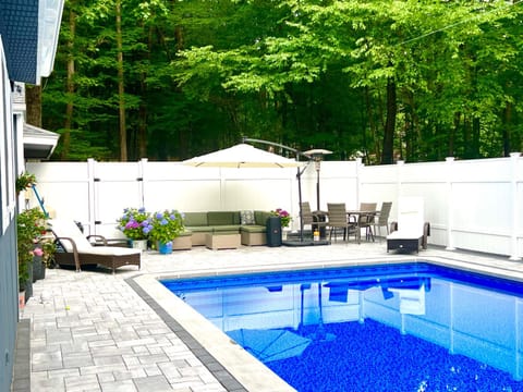 Amazing Poconos House . Sauna/Hot Tub/Private Pool House in Middle Smithfield
