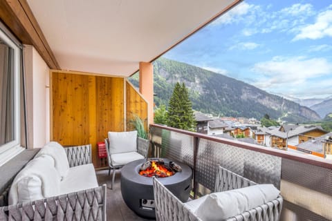 Balcony/Terrace, Lounge or bar, Seating area, Dining area, Mountain view