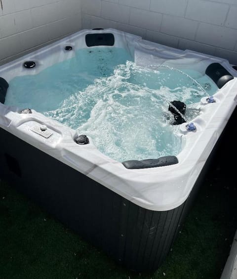 Hot Tub, Solarium