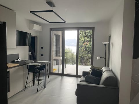 3 Zimmer Apartment am Gardasee mit traumhaften Seeblick und Pool in Torri del Benaco Apartment in Torri del Benaco
