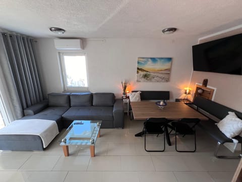 TV and multimedia, Living room, Dining area