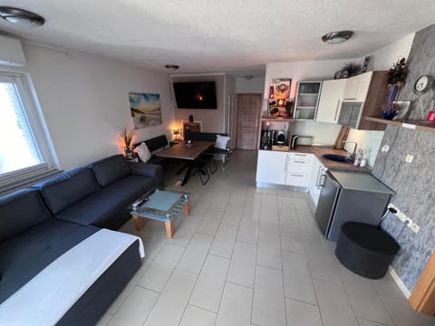 TV and multimedia, Kitchen or kitchenette, Living room, Dining area, kitchen