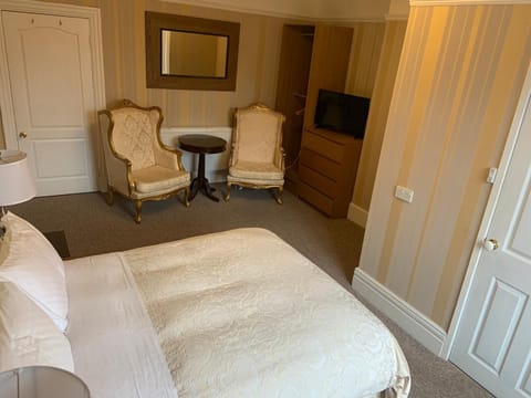 Entire Seaside Home, Sleeps 8, All en-suite rooms Casa in Wallasey