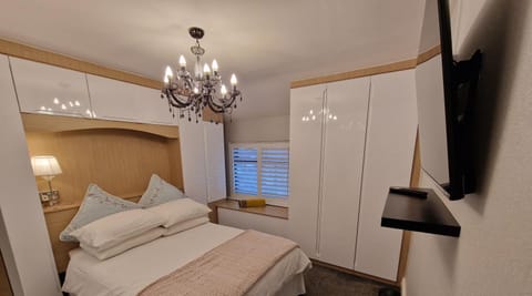 Bed, TV and multimedia, Photo of the whole room, Bedroom, wardrobe