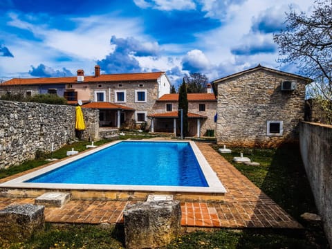 Property building, Day, Pool view, Swimming pool