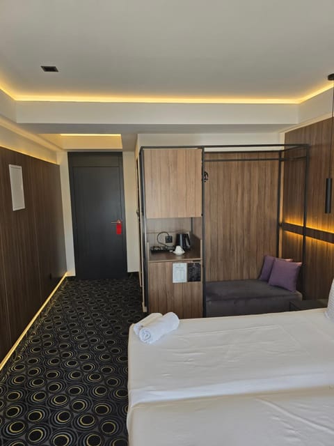 Bed, TV and multimedia, Seating area, Bedroom, wardrobe