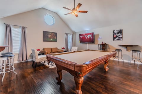 Discount Included! Stunning, Modern, Spacious Getaway fits any group, 2 game rooms, Hot tub home Casa in Allen