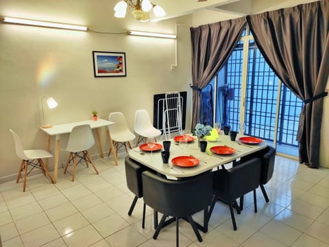 Semi-Detached, Up to 21 Pax, 4 Bedrooms, 3 Bathrooms, 4 Car Parks House in Bayan Lepas