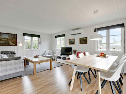 Restaurant/places to eat, Living room, Dining area