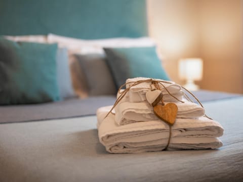 Bedroom, towels