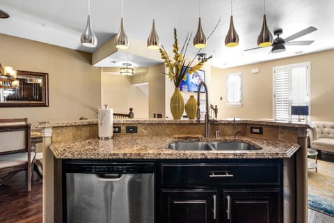 Luxury & Highly furnished upscale w Patio & Garage Haus in Frisco