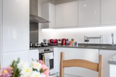 'The Butterfly' - An Elegant 2 Bed Apartment in a quiet location in Hatfield- Near Business Park and University - Free Allocated Parking - Fast Wi-fi Apartment in Hatfield