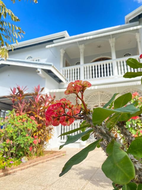 5-Bed Villa and pool in Runaway Bay Jamaica Chalet in Runaway Bay