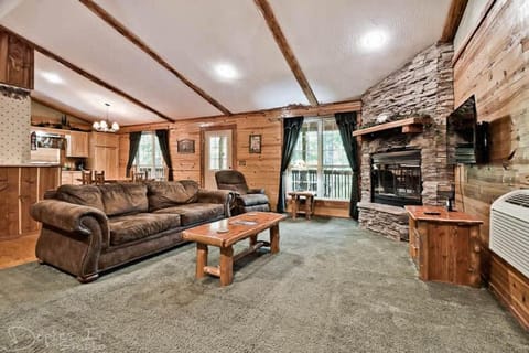 Secluded Cabin in the Woods! 1 story Casa in Beaver Lake