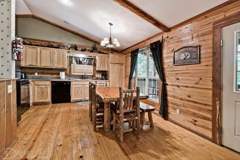 Secluded Cabin in the Woods! 1 story House in Beaver Lake
