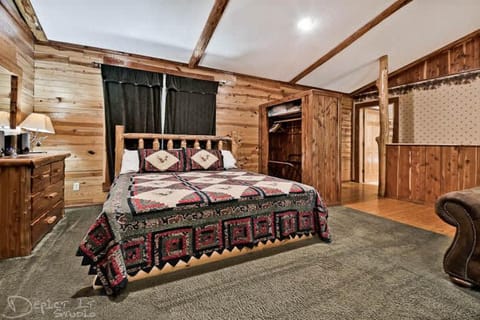 Cabin in the woods WIFI, 1 story Casa in Beaver Lake