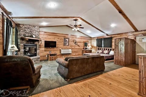 Secluded 2 story cabin Pool WiFi smart TVs Maison in Beaver Lake