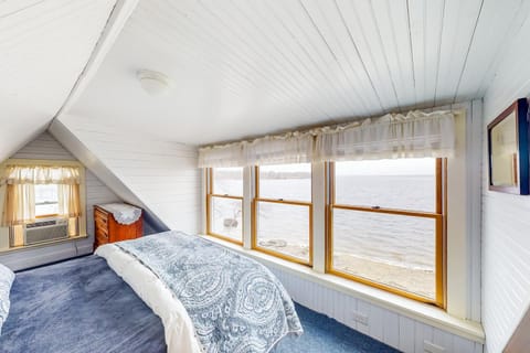 Dream Harbor Cottage Hotel in Surry