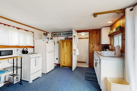 Dream Harbor Cottage Hotel in Surry