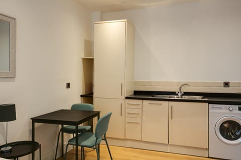 Kitchen or kitchenette, Dining area, washing machine