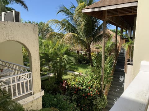 King Suite at Oceanview Resort in Jamaica - Enjoy 7 miles of White Sand Beach! Villa in Westmoreland Parish