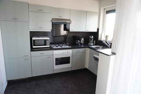 Coffee/tea facilities, dishwasher, microwave, oven, stove, kitchen