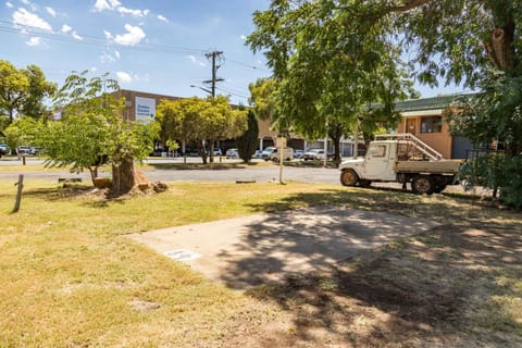 Day, Neighbourhood, Garden, Garden view, Street view, Parking