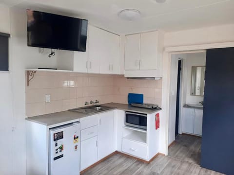 TV and multimedia, Kitchen or kitchenette, minibar, stove